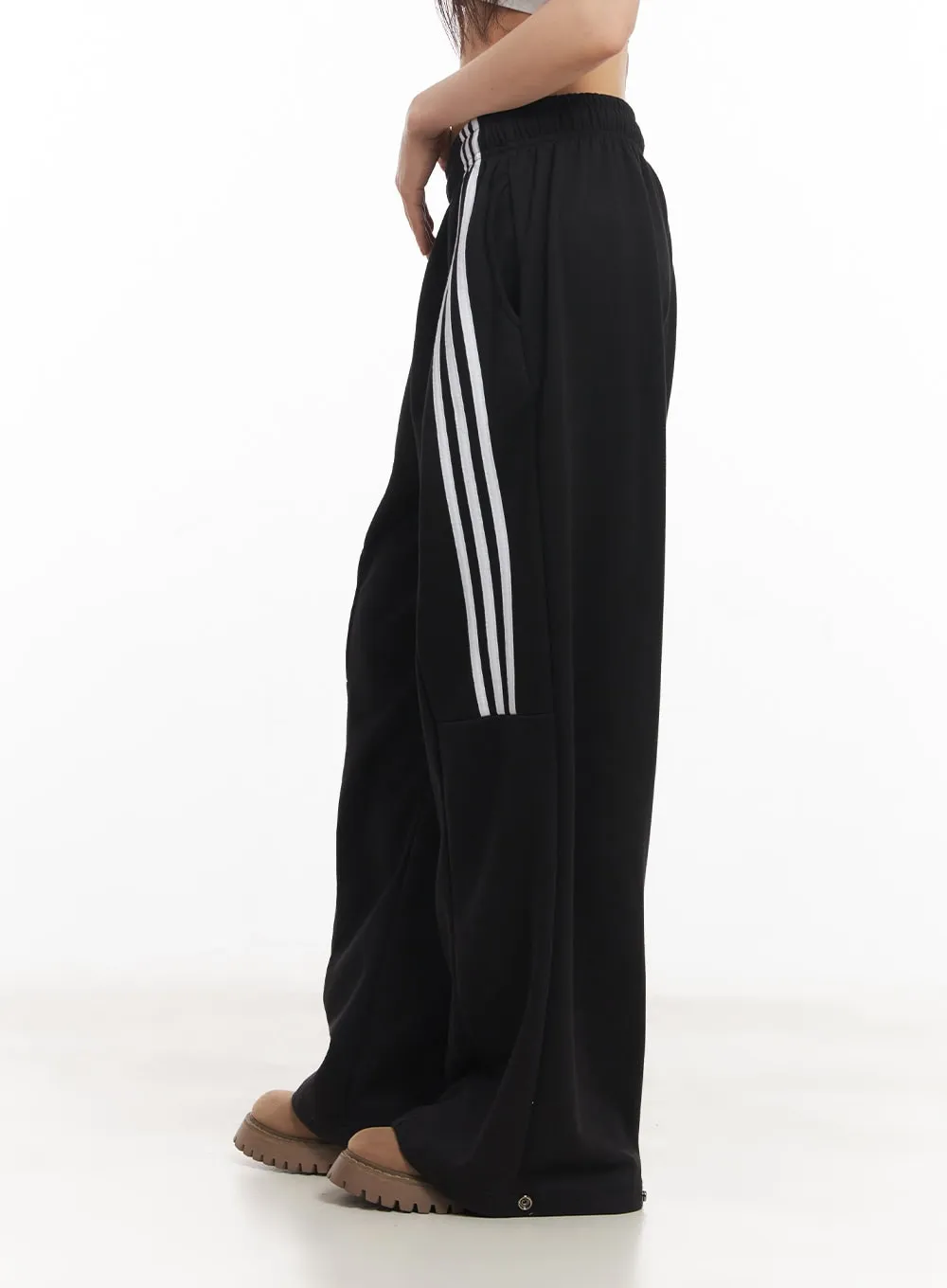 Striped Wide-Fit Sweatpants CA523