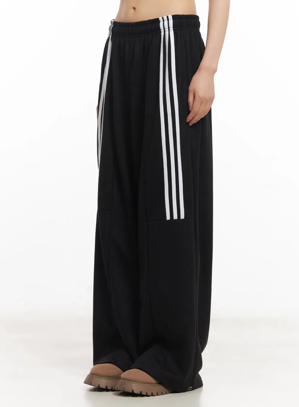 Striped Wide-Fit Sweatpants CA523